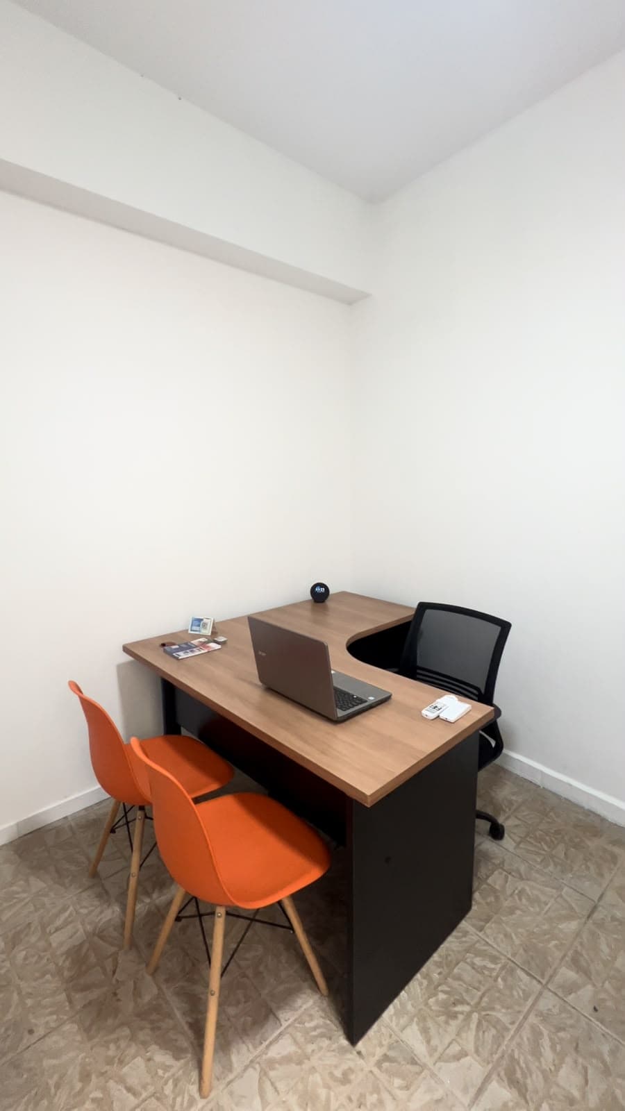 Sala Tarsila do Amaral da Smart Hub com mesa de trabalho, computador e cadeiras de atendimento