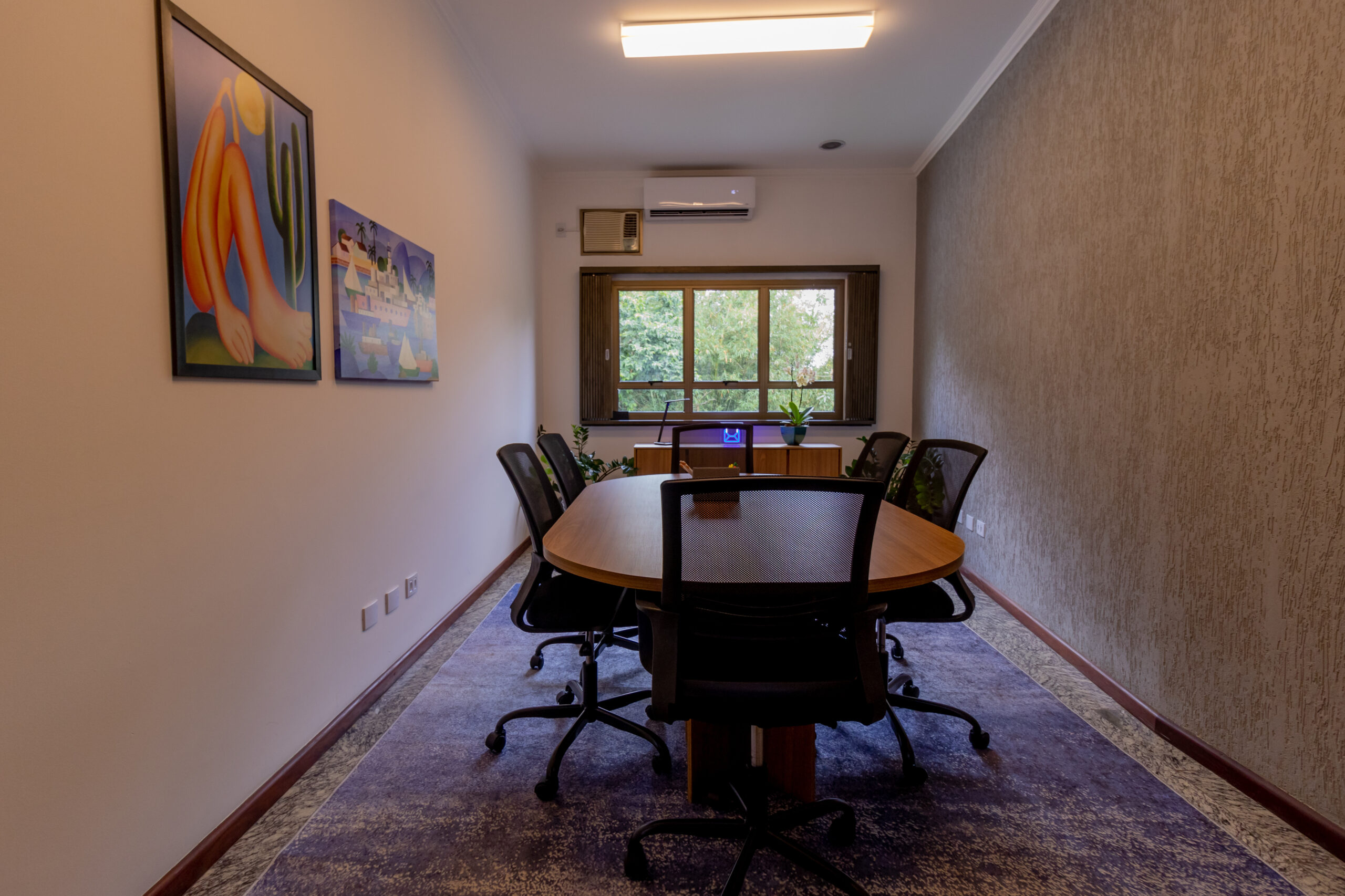 Sala de reunião da Smart Hub, pronta para receber clientes e equipes